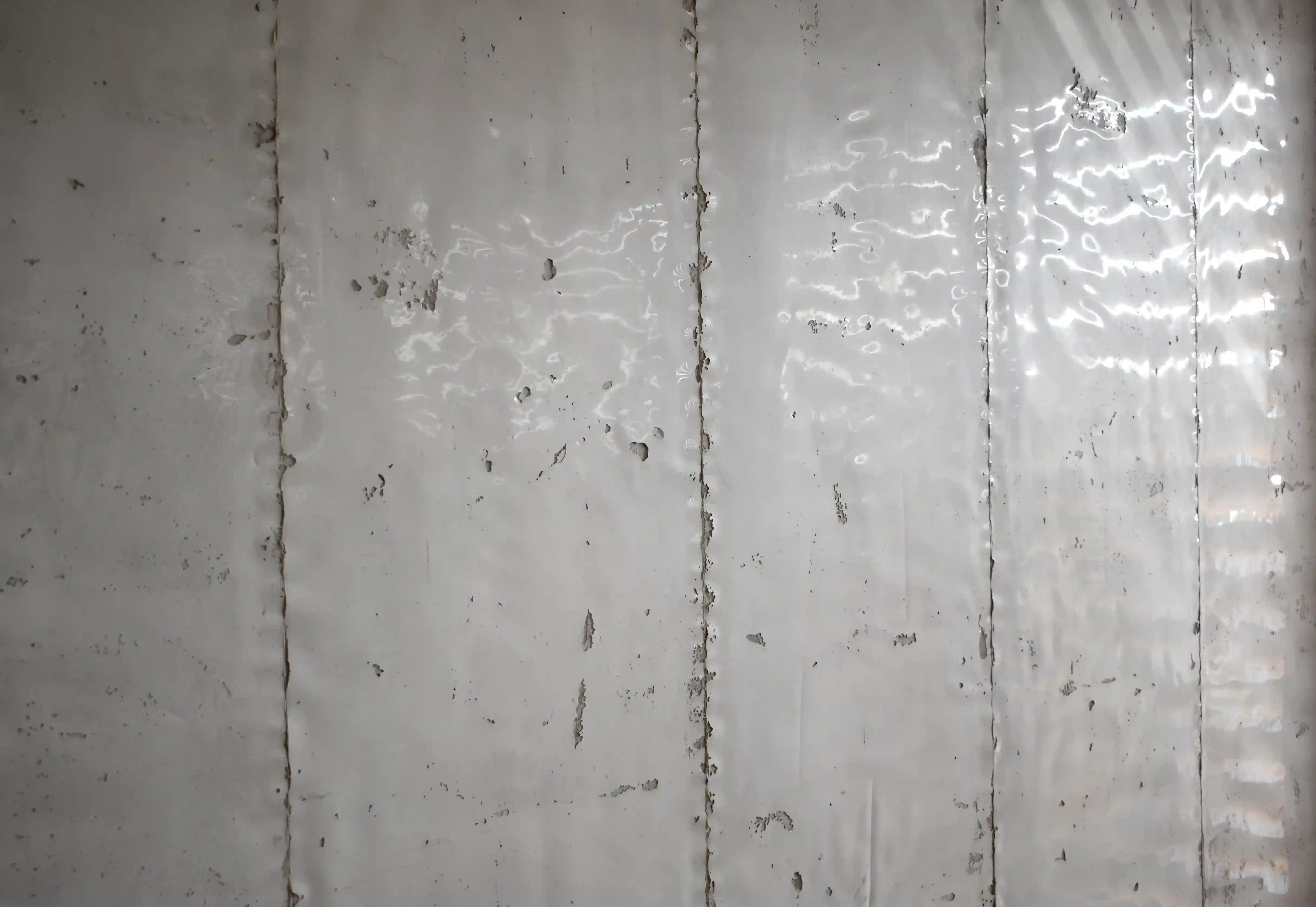 ¿Cómo lograr un acabado de concreto descimbrado brillante con efecto irregular en muros? Guía en 4 pasos 