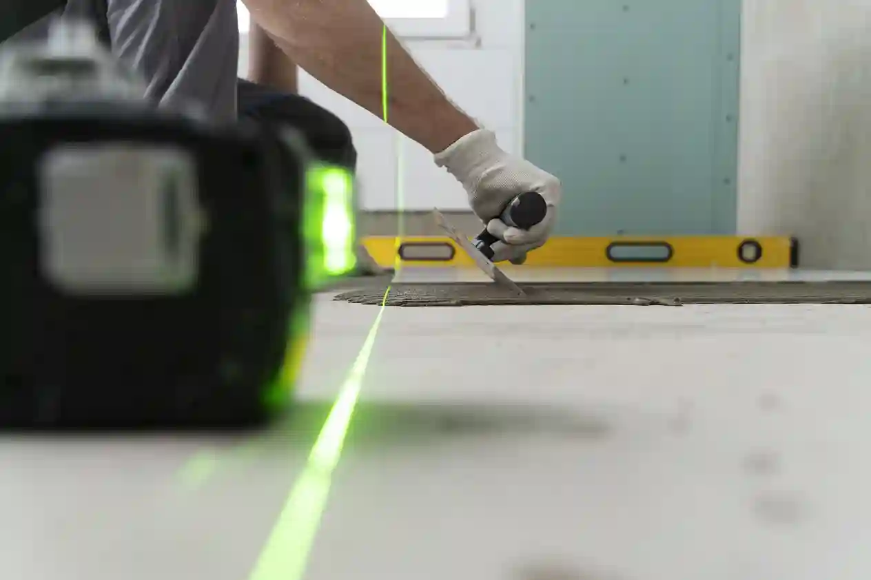 ¿Cómo nivelar un piso antes de instalar cerámica o porcelanato? 