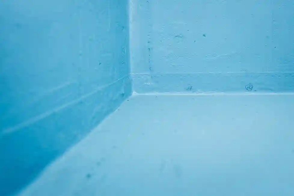 ¿Qué errores deben evitarse al impermeabilizar baños y zonas húmedas? 