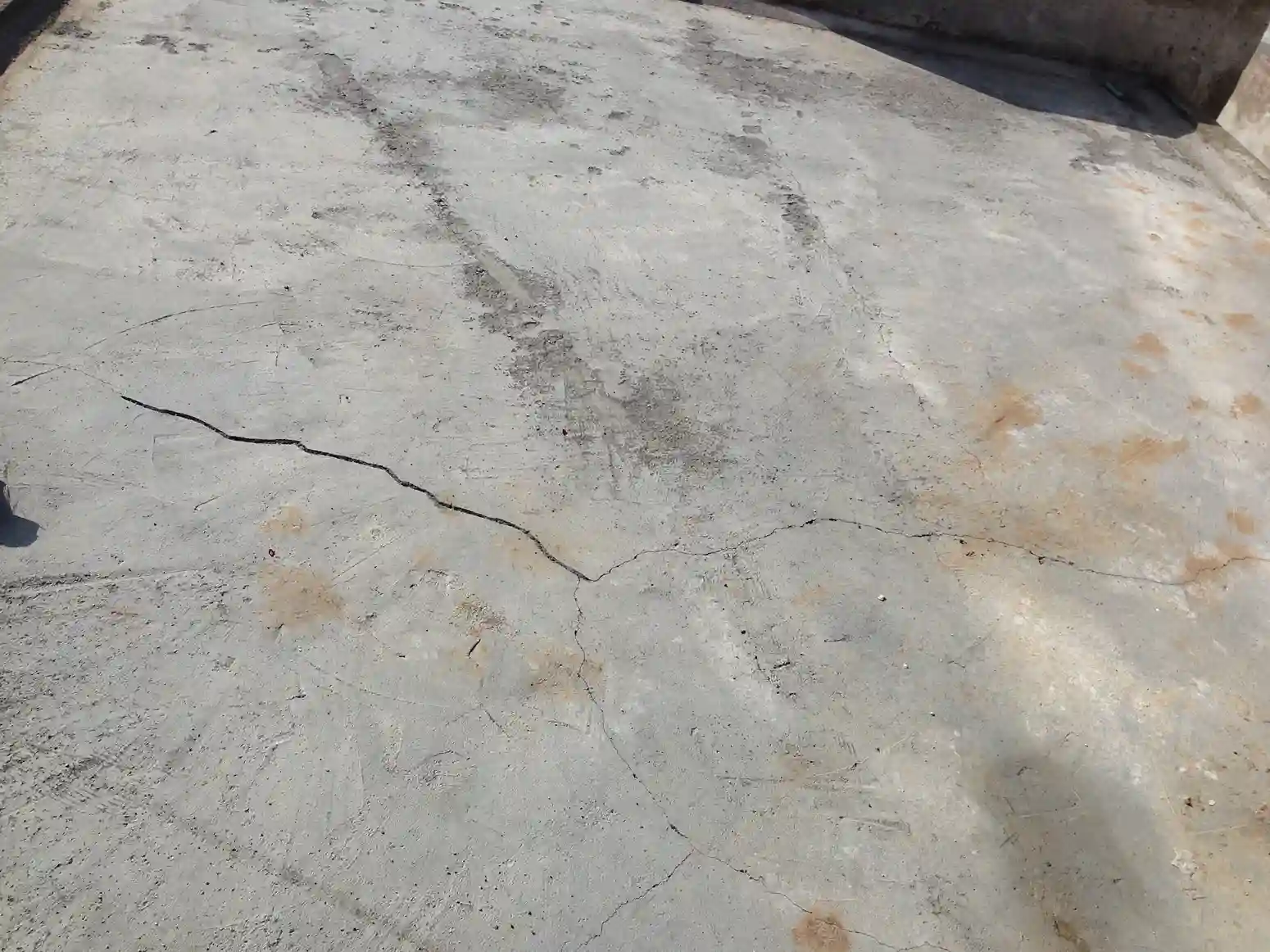 Cómo arreglar grietas en la azotea y evitar goteras en temporada de lluvia 