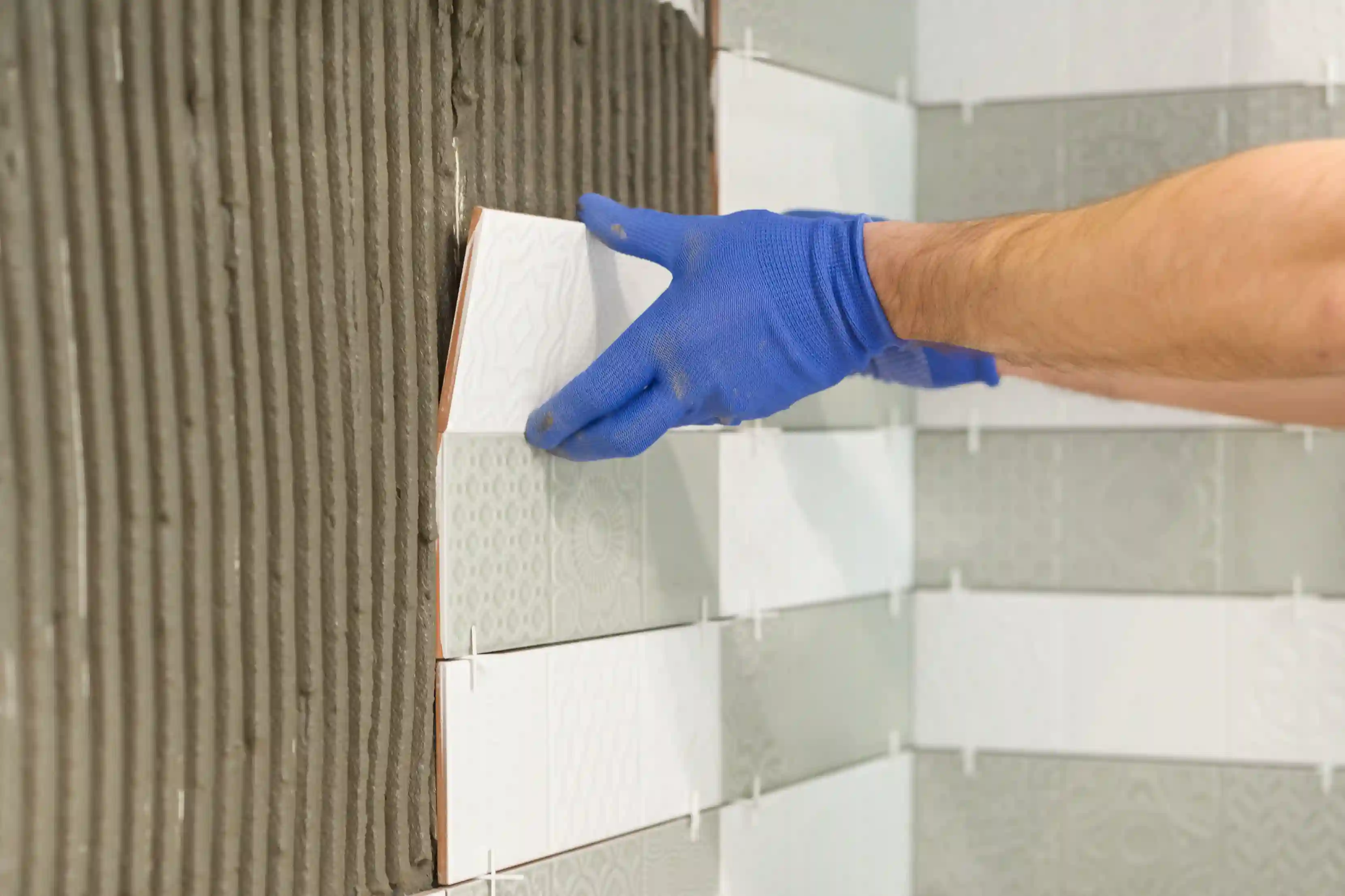 ¿Cómo elegir el mejor pegazulejo? La clave para una instalación que sí dure 