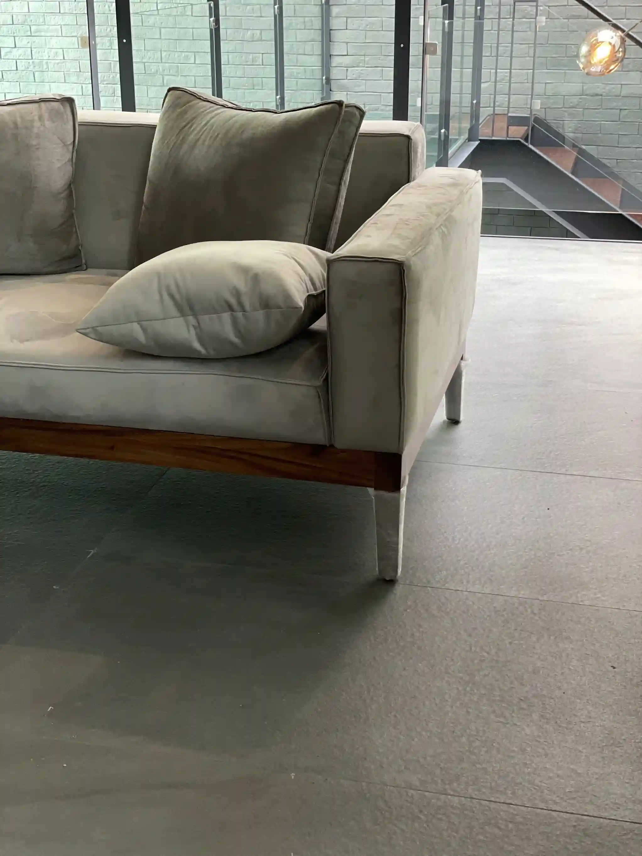 ¿Qué adhesivo usar para pegar porcelanato? Guía para elegir el pegazulejo correcto y evitar desprendimientos 