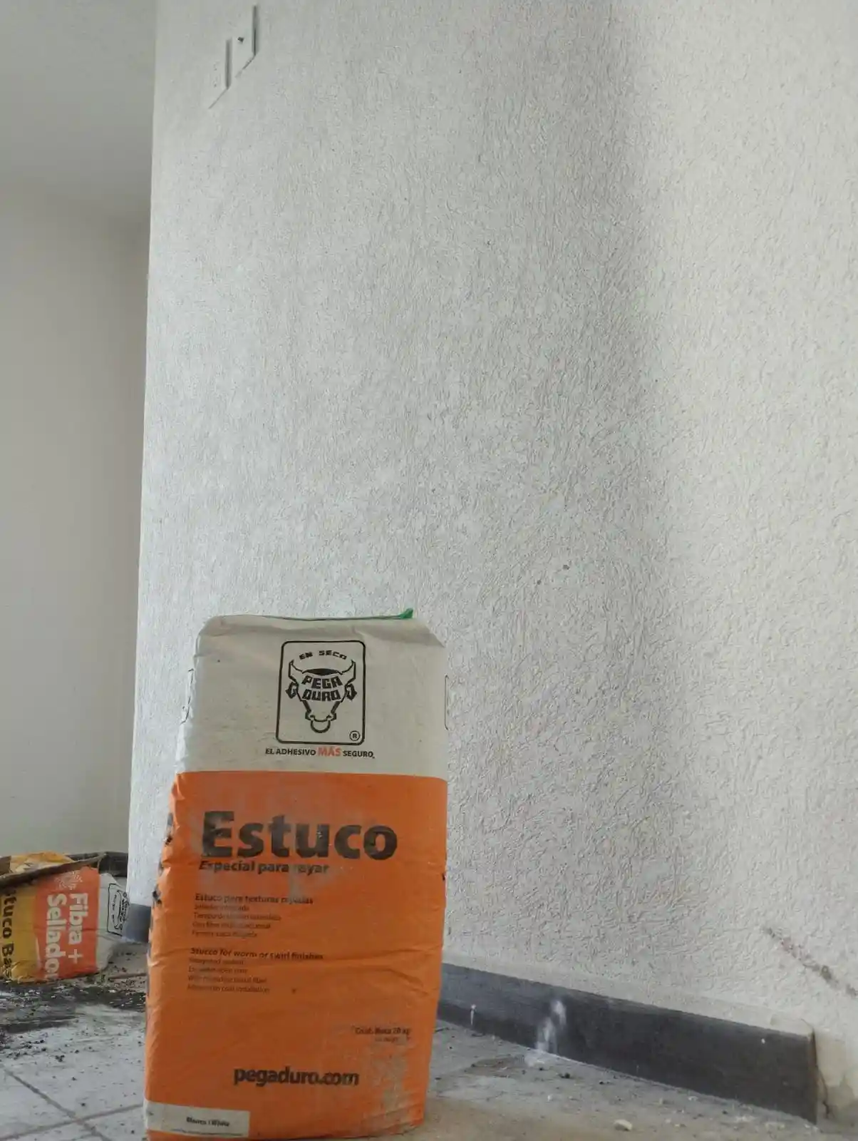 ¿Cómo hacer un acabado rayado en muros? Guía paso a paso para un acabado resistente y duradero 