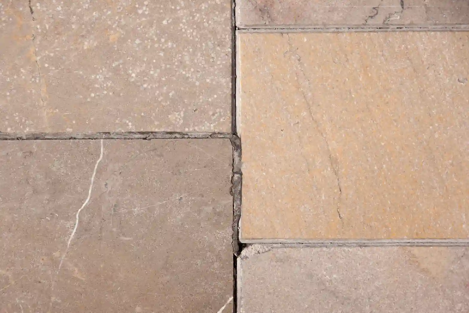 ¿Por qué se despegan las losetas del piso? 7 errores que pueden estar causando el problema 