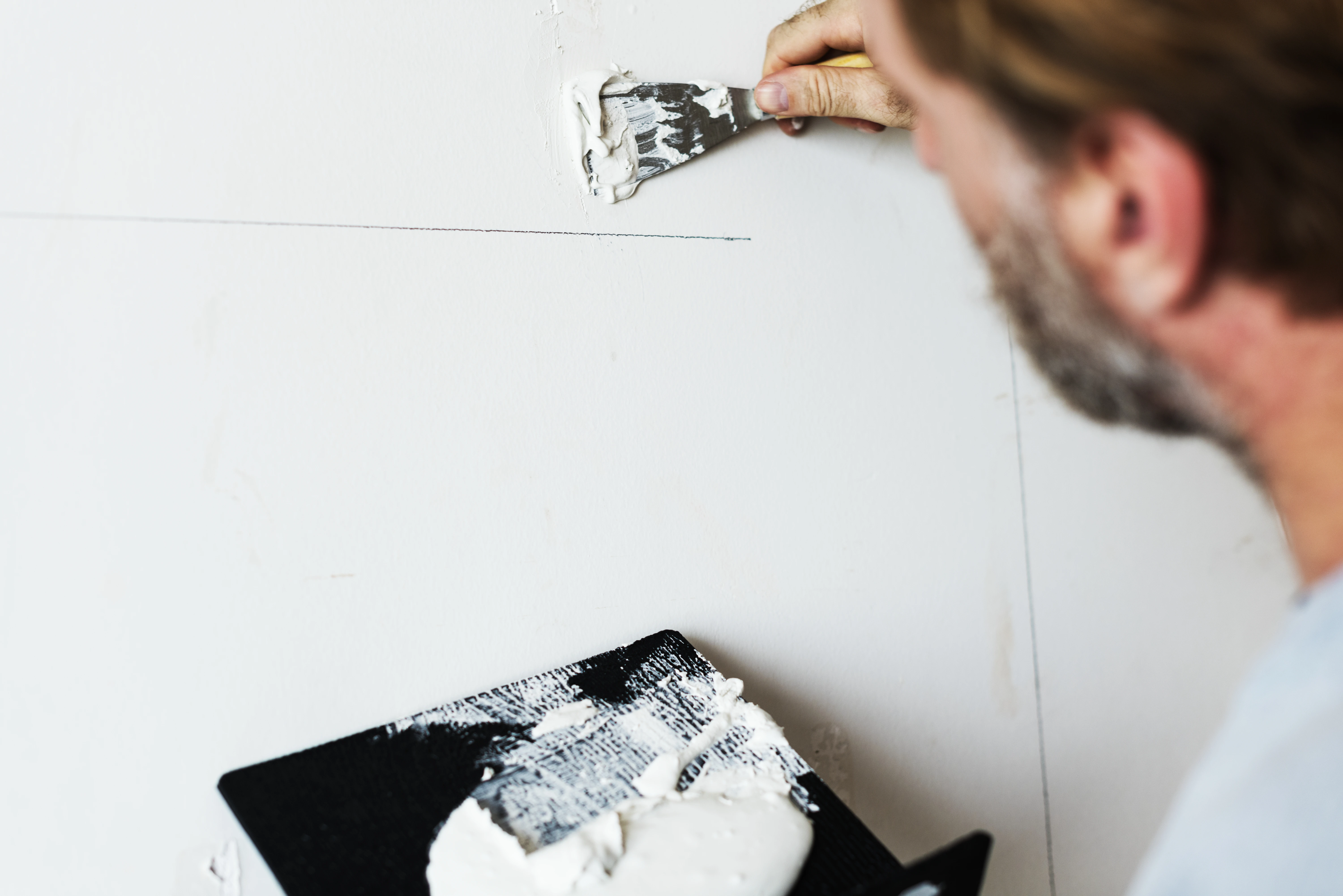 ¿Cómo reparar una pared antes de colocar estuco? Guía sencilla para preparar tu muro 